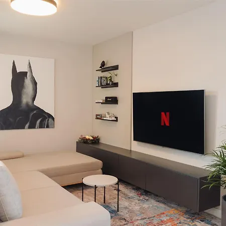 Luxury Sunny Home - Garage Parking, Metro, Balcony, Ps5 With Games Praga Esterno foto
