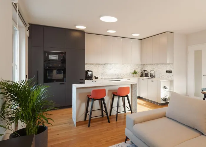 Luxury Sunny Home - Garage Parking, Metro, Balcony, Ps5 With Games