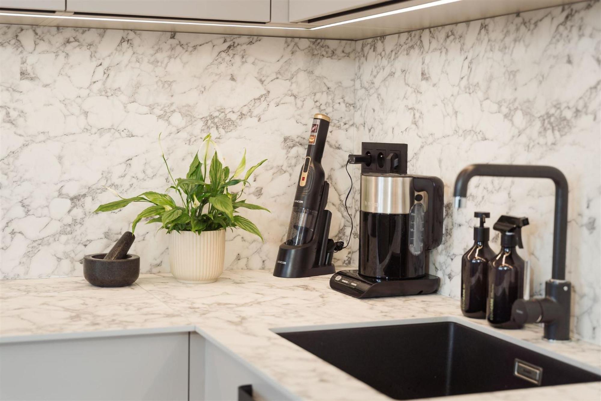 Apartment Luxury Sunny - Garage Parking, Metro, Balcony, Ps5 With Games *