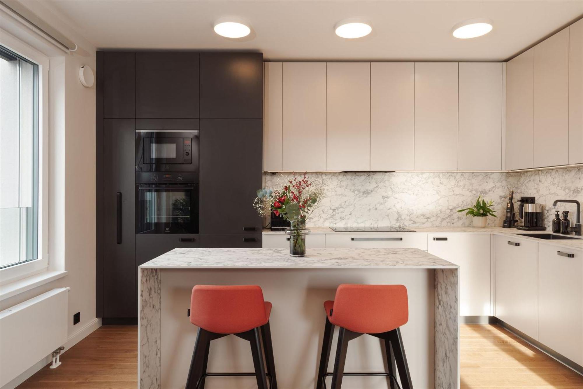 Luxury Sunny - Garage Parking, Metro, Balcony, Ps5 With Games Apartment *