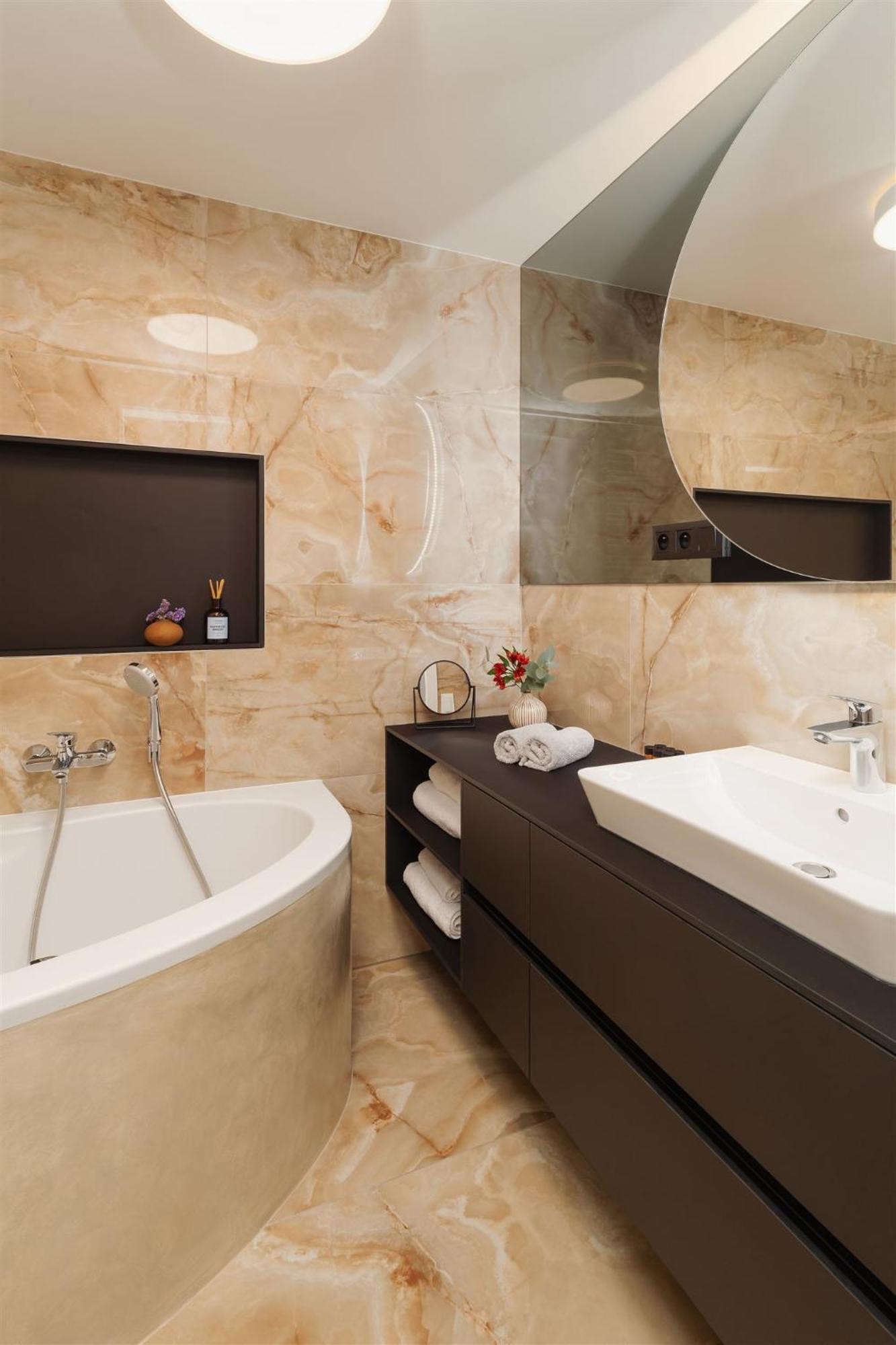 Luxury Sunny - Garage Parking, Metro, Balcony, Ps5 With Games Apartment *